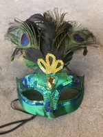 Maske mit Federn und Pailletten grün neu