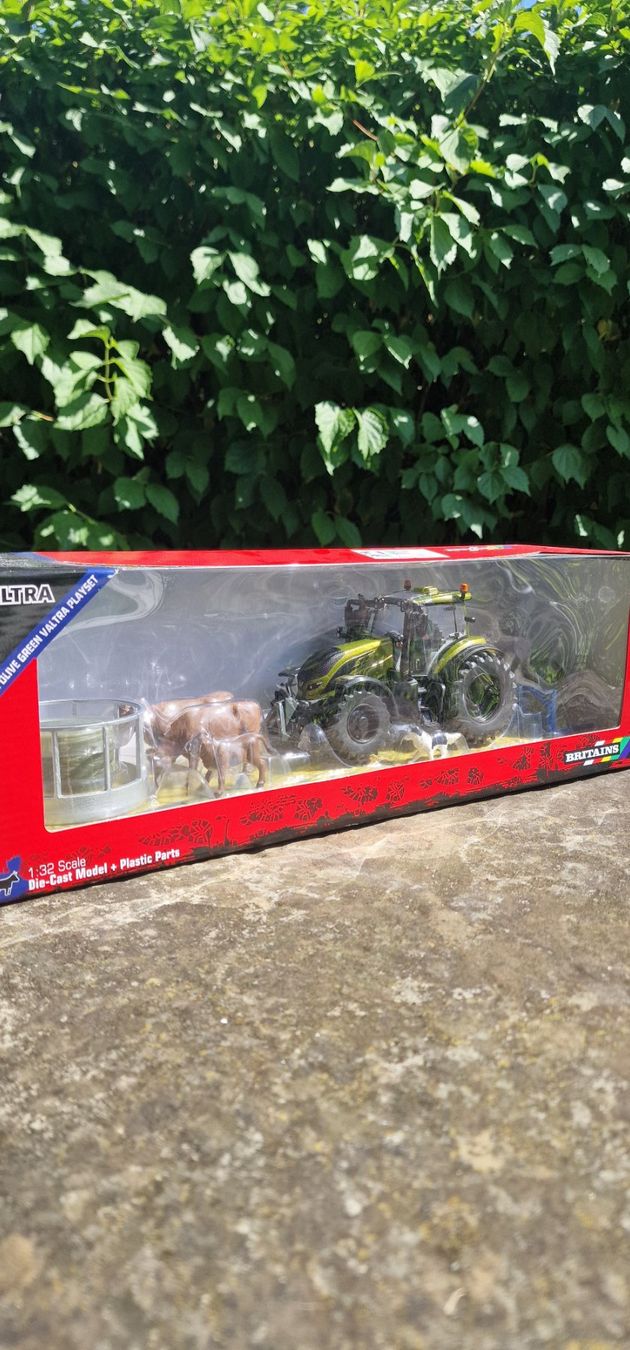 Britains Giocattoli: Valtra - Bauernhof, Spiel-Set – Nuovo e nell'imballaggio originale da Reinach AG venduto da Stalder-Technik 4
