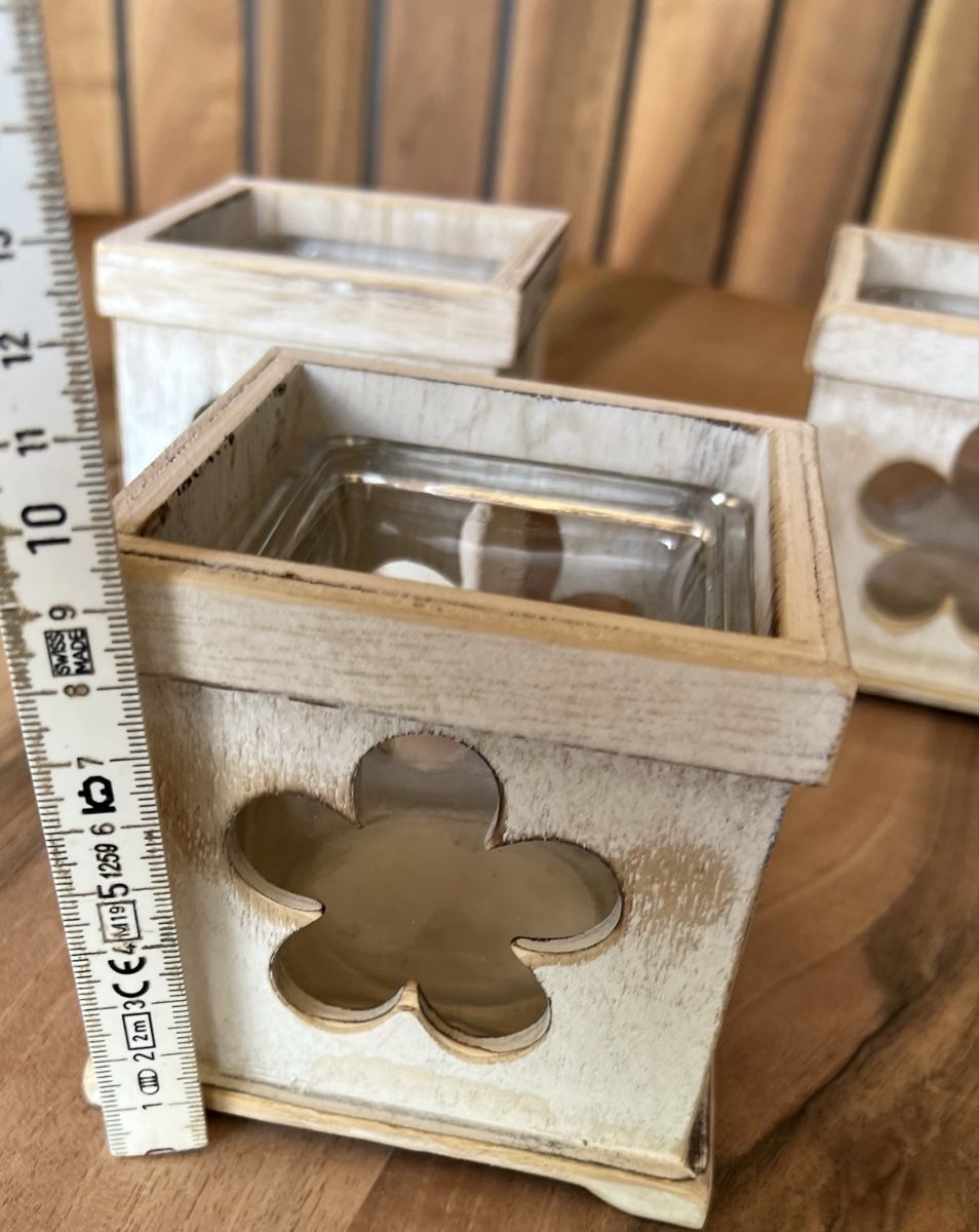 Tutte le decorazioni: 3 Windlichter Holz mit Blume weiss Shabby Chic – Usato da Derendingen venduto da Laubfleckerli 2