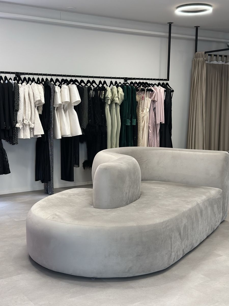 Divani: Einzigartiges Designer-Sofa aus Samt – hellgrau – Usato da Mörschwil venduto da i.schaepper