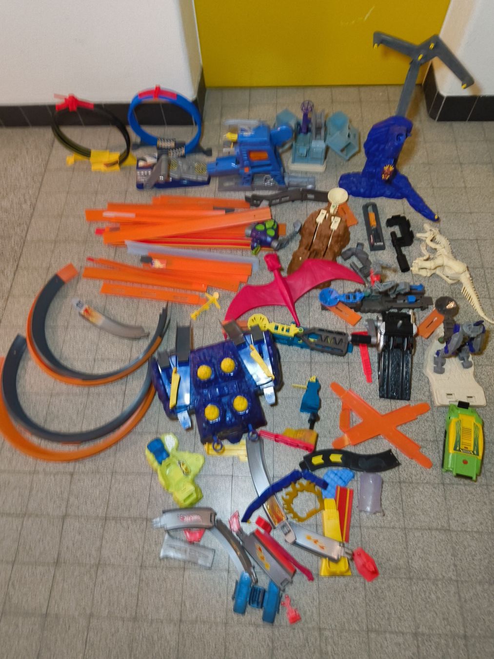 Hot Wheels Piste: Riesige Sammlung Mattel Hot Wheel Bahn Teile – Usato da stettlen venduto da VintageBern_ch
