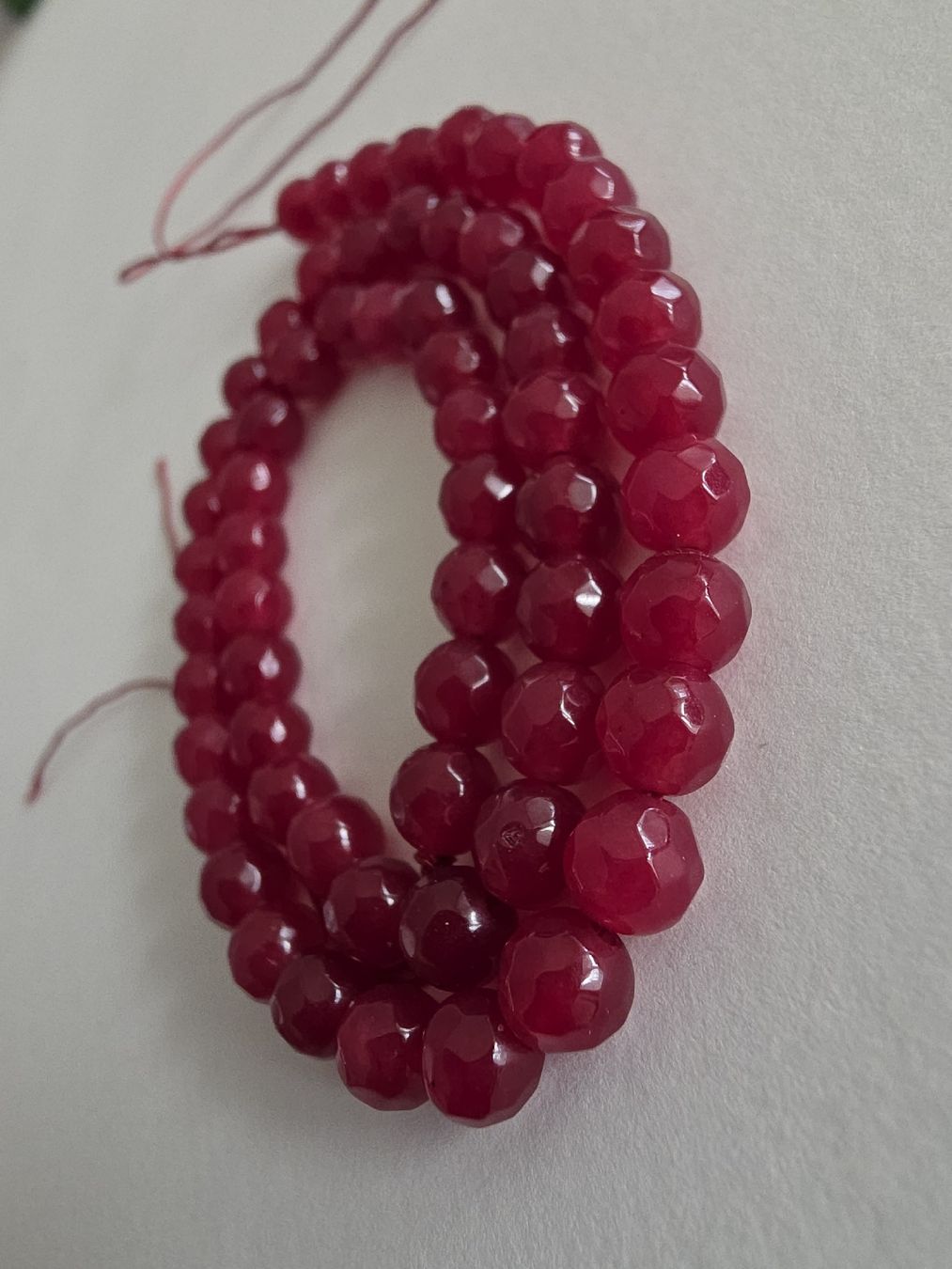 Minerali & Pietre curative: Chalcedon rot facettiert 6mm. Strang – Nuovo e nell'imballaggio originale da Menziken venduto da Mirager 1