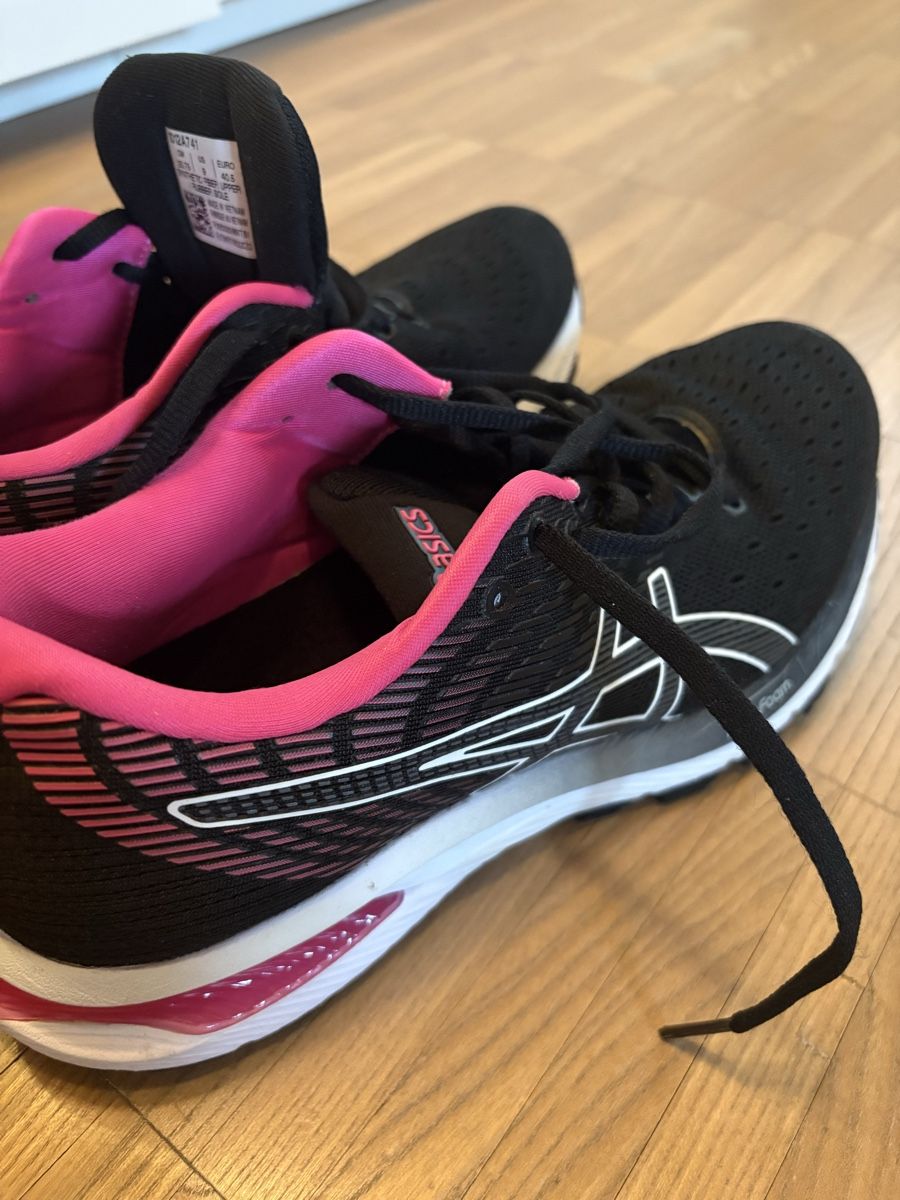 Asics Chaussures femmes: Asics Running Schuhe, Gr. 40.5 – D'occasion à Regensberg par ree_5l7n