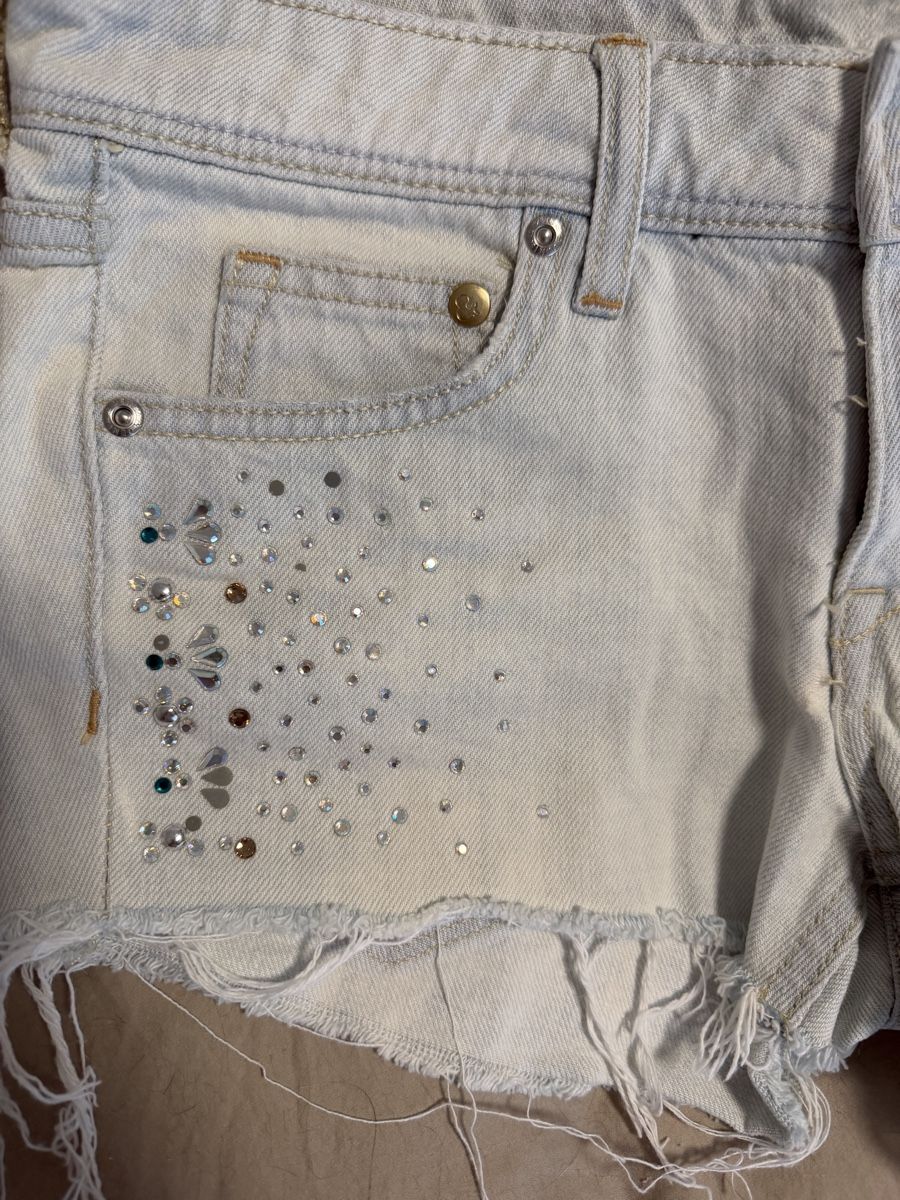 H&M Jeans: H&M Jean shorts size 34 – Usato da Horgen venduto da Elizhadz 1