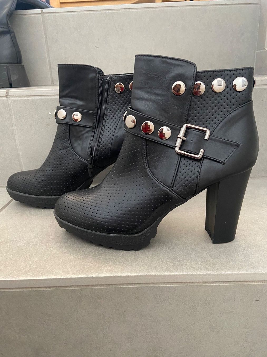 Scarpe da donna: Bottines talon noires neuves – Usato da Confignon venduto da MVAR