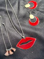 lot Schmuck, 1 paar Sommer Ohrhänger, 2 Halsketten Rot