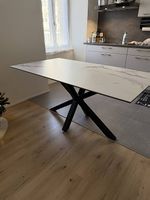 Tavolo da pranzo moderno con piano in marmo bianco