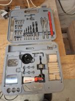 Bohrer- und Bit-Set mit Holzleim und Lochsägen guter Zustand