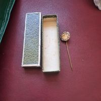 Antike Anstecknadel mit Porträt in Originalschachtel