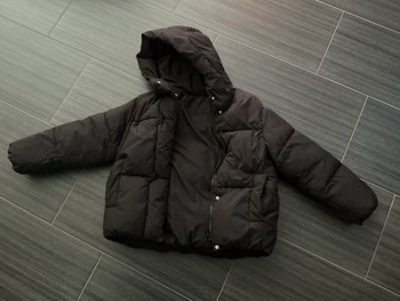 Doudoune Zara noire matelassée avec capuche taille 152