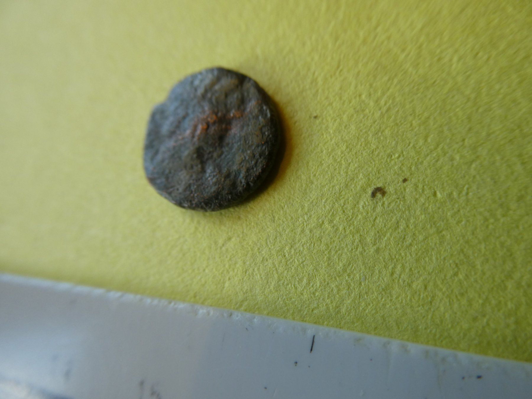 Tutti le monete: uralte Bronzemünze   14 mm     1.90 g – Usato da Hinterforst venduto da Rohusri 1