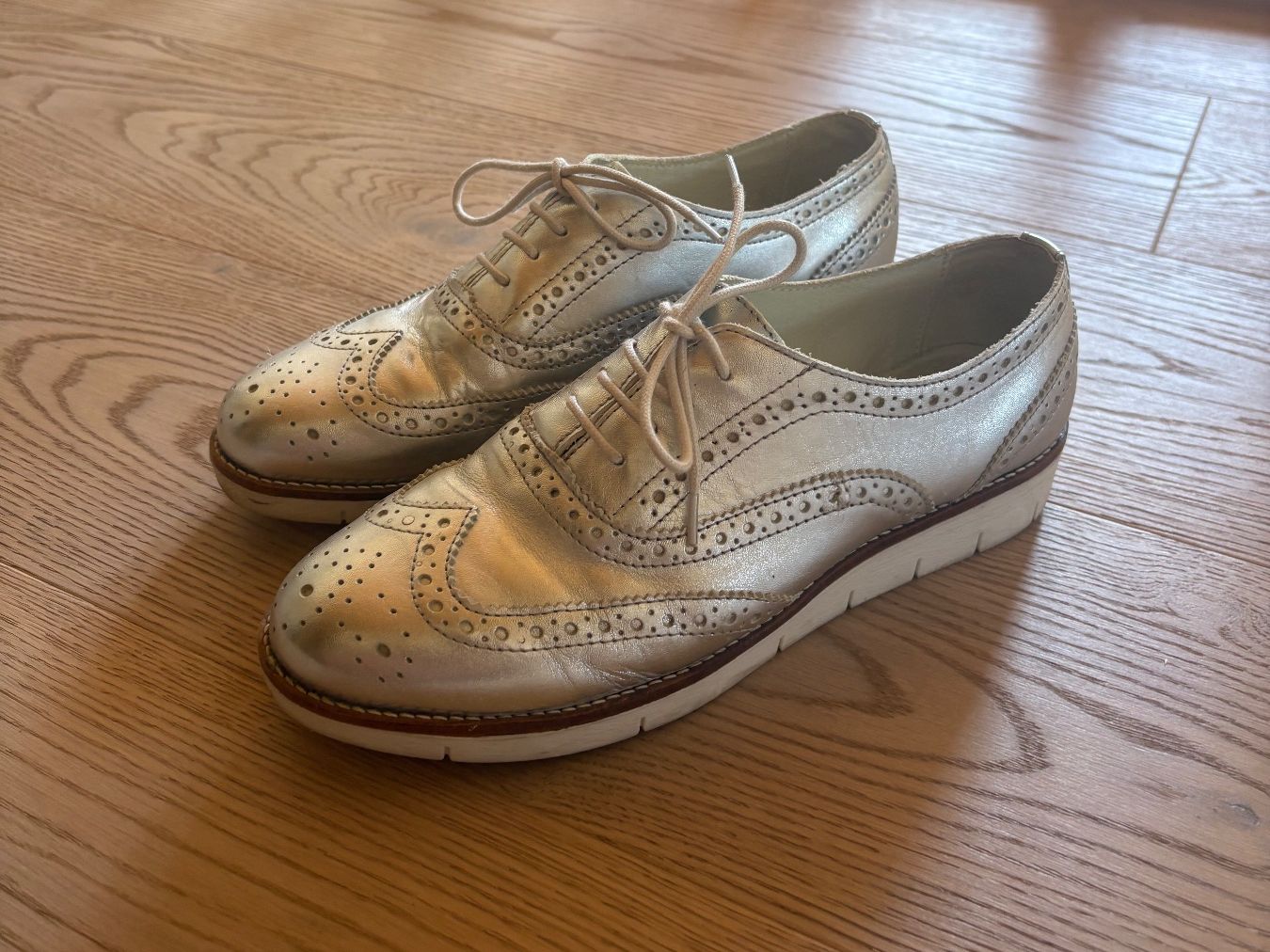 Damenschuhe: Silberne Schuhe Grösse 39 – Gebraucht aus Langnau am Albis von mha_2mts