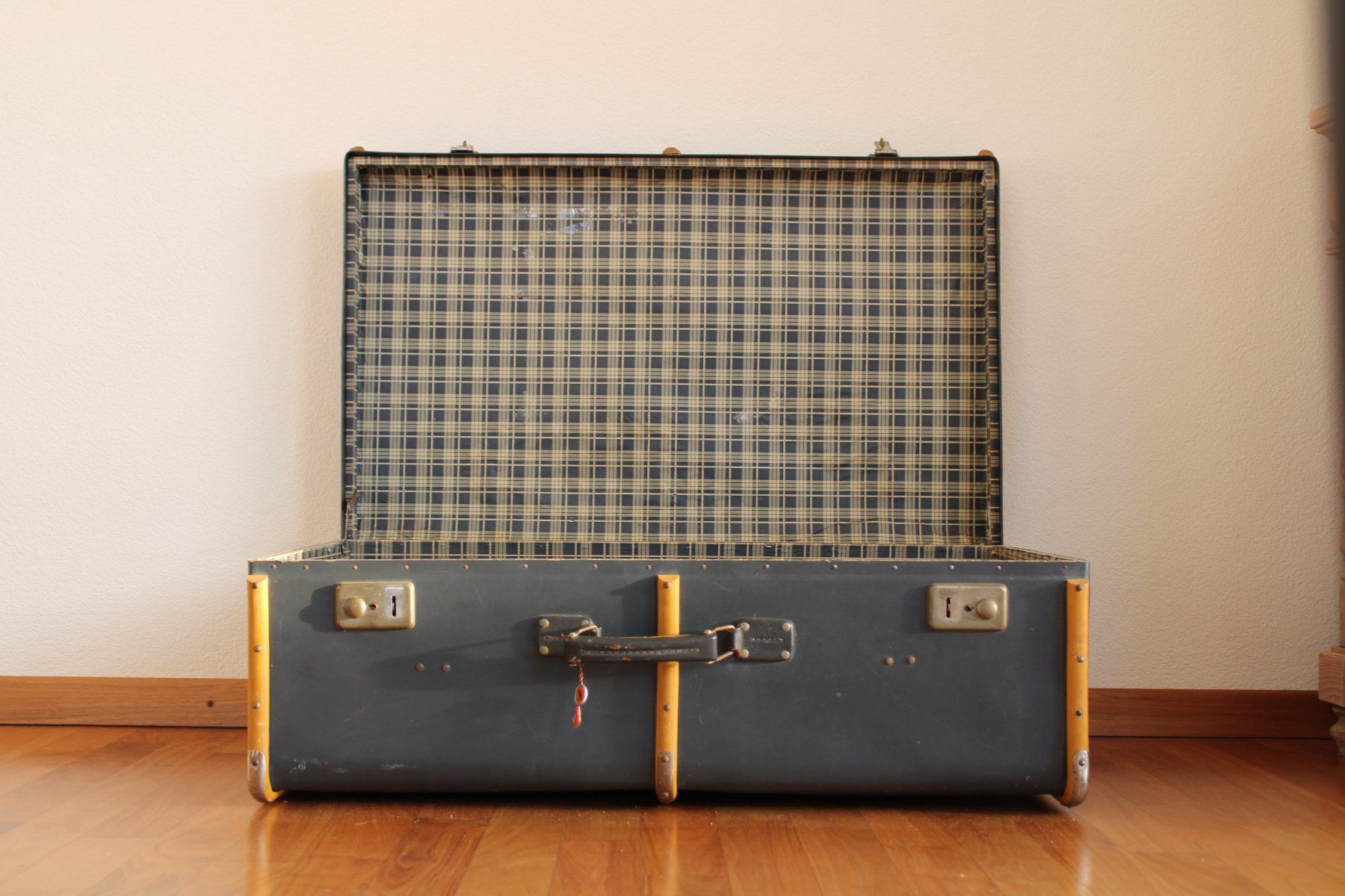 Valises de voyage: Antiker Reisekoffer – D'occasion à Sulz AG par Semare