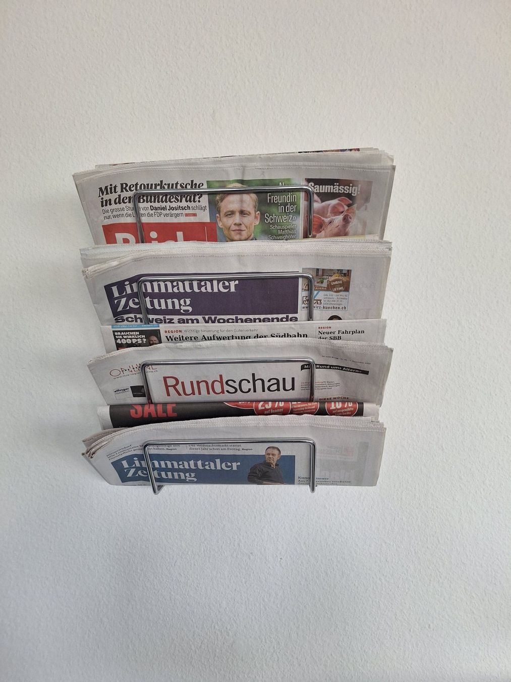 Supporti a parete: Wand-Zeitungshalter verchromt, 4 Fächer – Nuovo (secondo la descrizione) da Spreitenbach venduto da Ringog