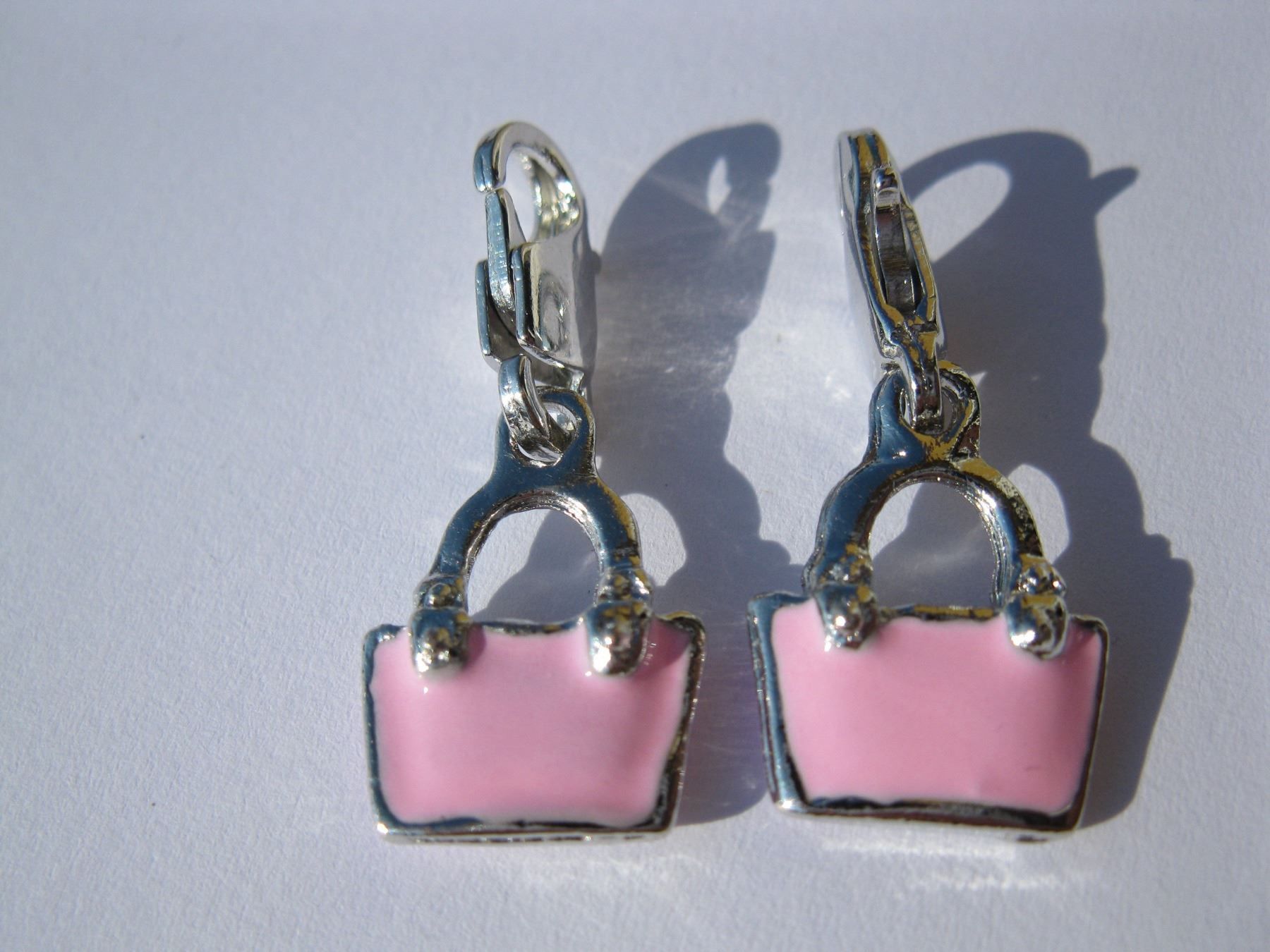Anhänger: Anhänger, Charm Tasche, beidseitig rosa emailliert. – Neu und originalverpackt aus St. Margarethen TG von LuanaKa 1