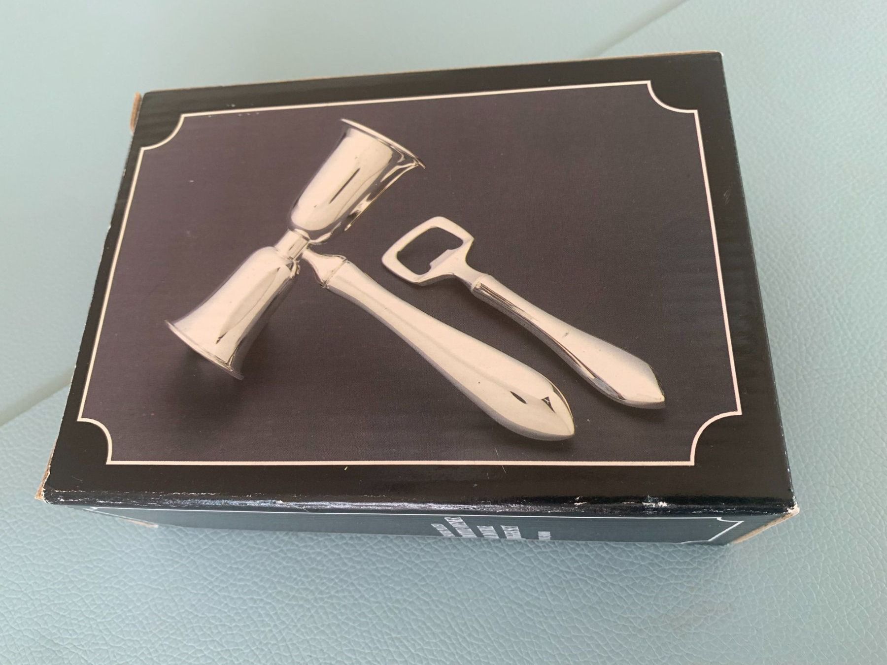 Elettrodomestici da cucina: Versilberter Flaschenöffner/Massbecherset - Geschenkpack – Nuovo (secondo la descrizione) da Uster venduto da ustemer