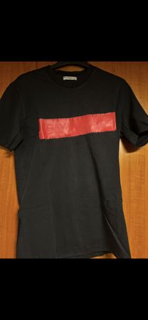 Tee-shirt noir bande rouge Givenchy taille M, parfait pour l