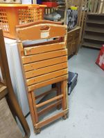 Klappstuhl aus Holz orange lackiert gebrauchter Zustand