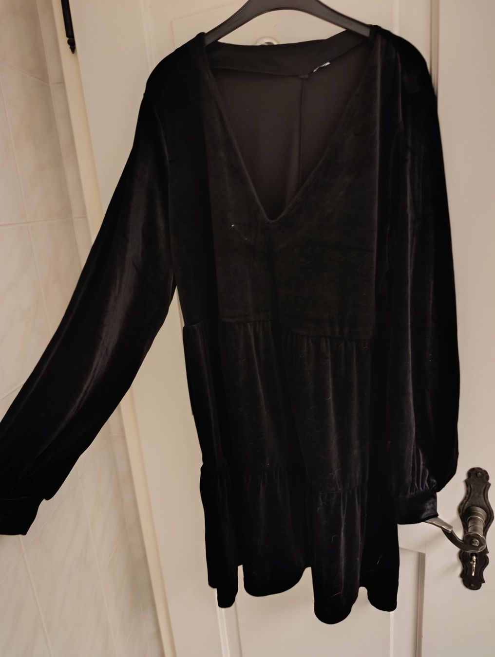 H&M Kleider: Schwarzes Samtkleid von H&M, Grösse L – Neu (gemäss Beschreibung) aus Silvaplana von Suomi3101 1