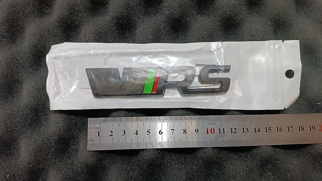 Tutti pezzi di ricambio auto: Skoda RS Emblem schwarz matt – Usato da Flüelen venduto da Iwi5