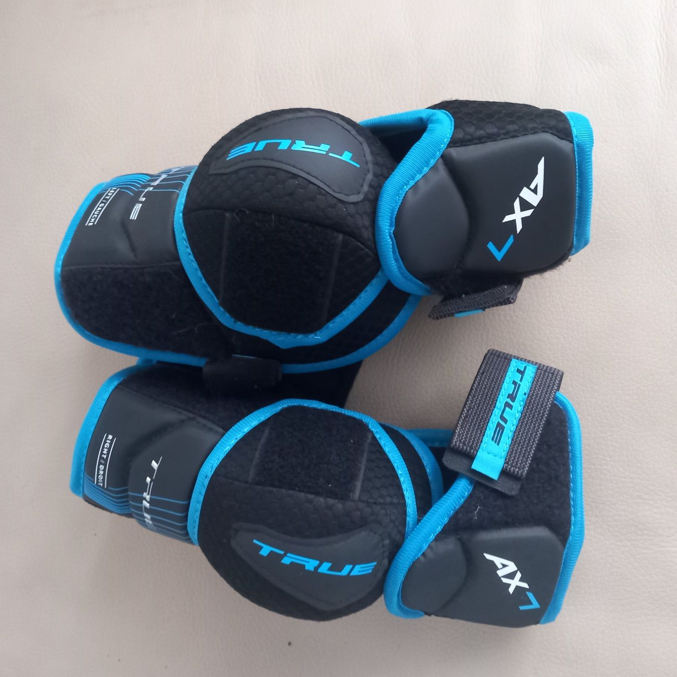 Fussball- & Hockeytore: Eishockey helm+ knie  & Ellbogen – Neu (gemäss Beschreibung) aus Basel von  6