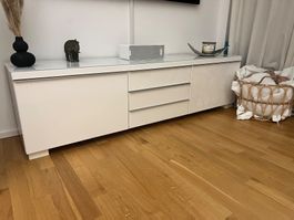 BESTÅ BURS TV-Bank, Hochglanz weiss inkl Glasplatte