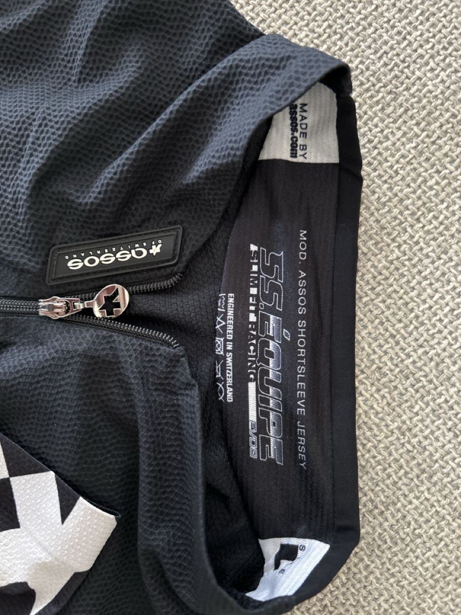 Assos Maillots de corps & Pantalons: Maillot Assos taille L – D'occasion à Biel/Bienne par ponpon_bleu