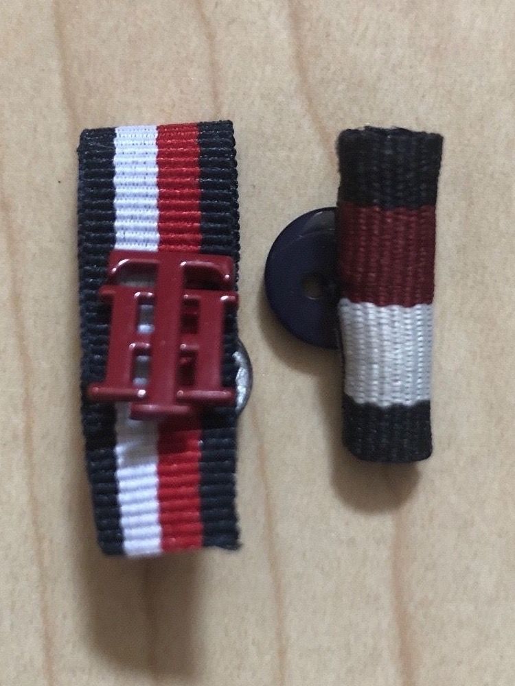 Placchette & Badge: TOMMY HILFIGER pin und ansteckknopf – Usato da Olten venduto da eti_r289