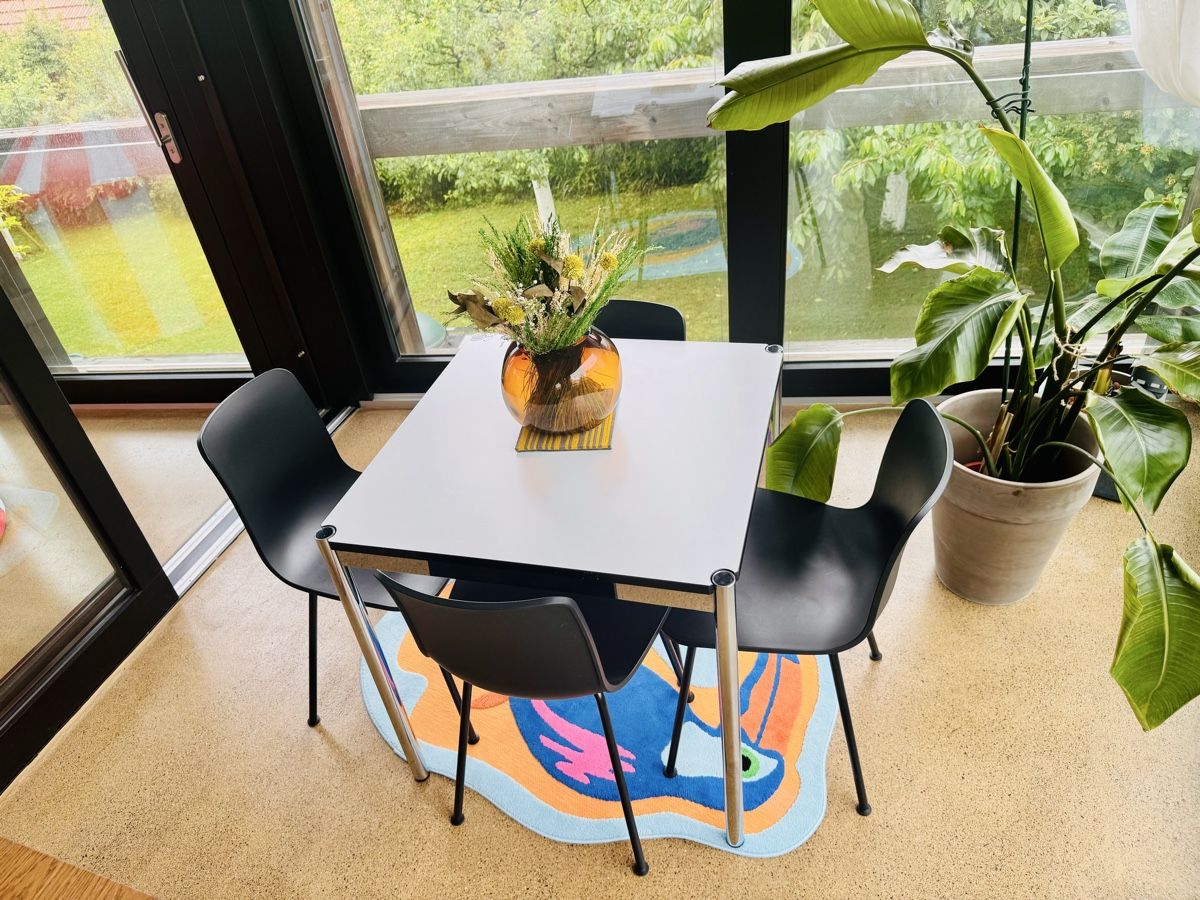 Set di tavolo e panche: Stylish USM Haller Dining Table with Four Vitra Chairs – Usato da Basel venduto da ayn_8z2s 3