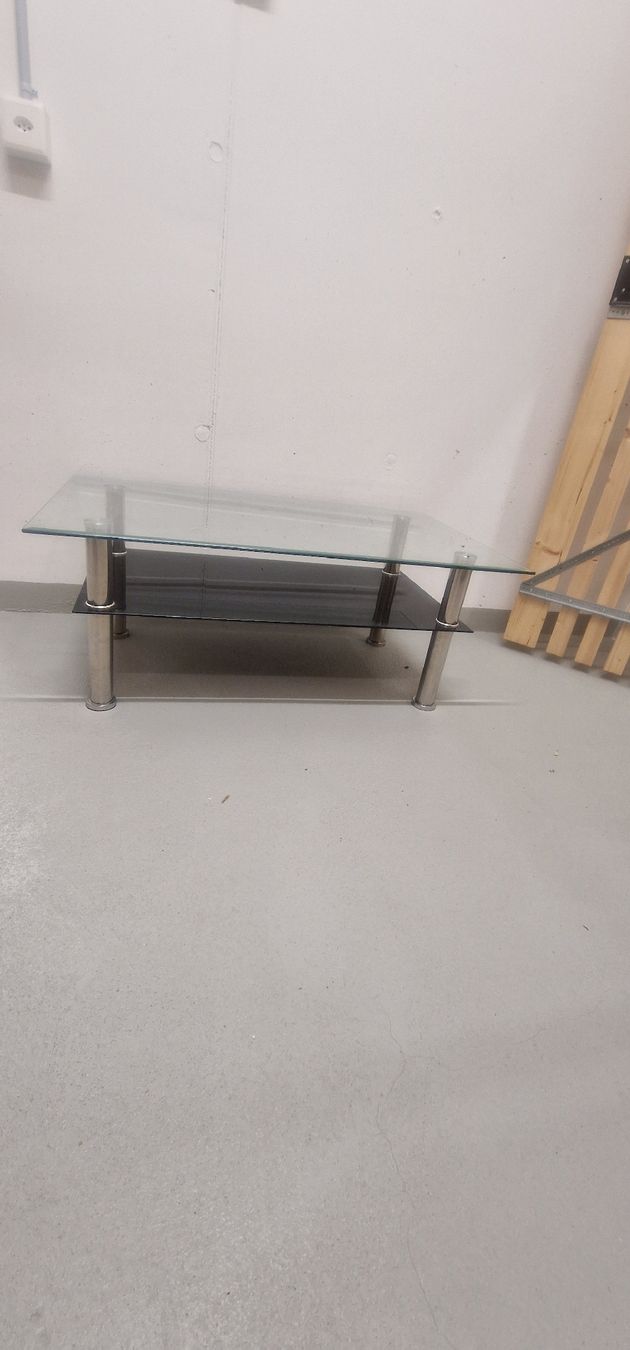 Tische: Moderner Glas Couchtisch mit Ablage - Top Zustand! – Gebraucht aus Ellikon a d Thur von BeniiMe