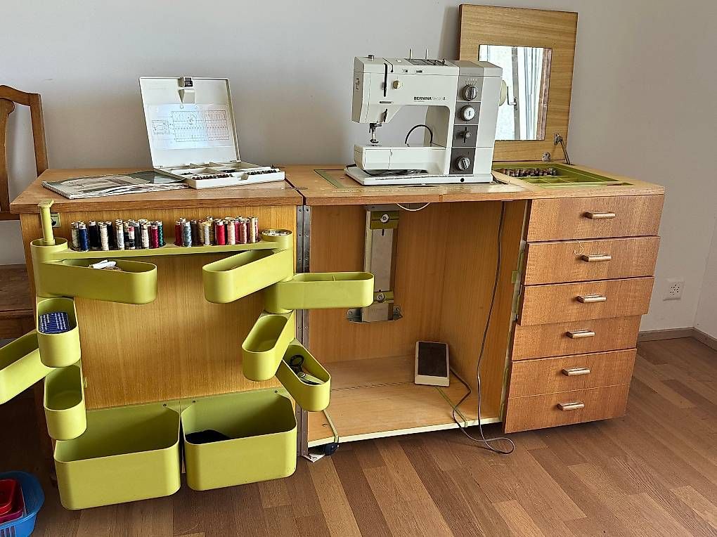 Bernina Macchine da cucire: BERNINA Record 930 Electronic mit Original-Nähschrank – Usato da Oberrieden venduto da rpg_w7my