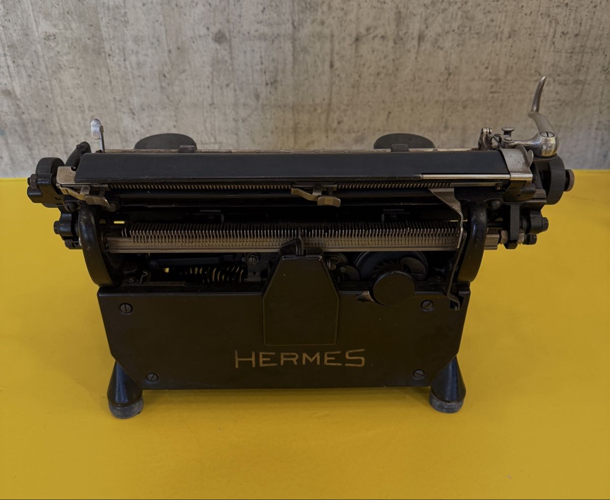 Hermès Macchine da scrivere: Schreibmaschine Hermes ab 1.- CHF – Usato da Bäretswil venduto da ss3linaa 2