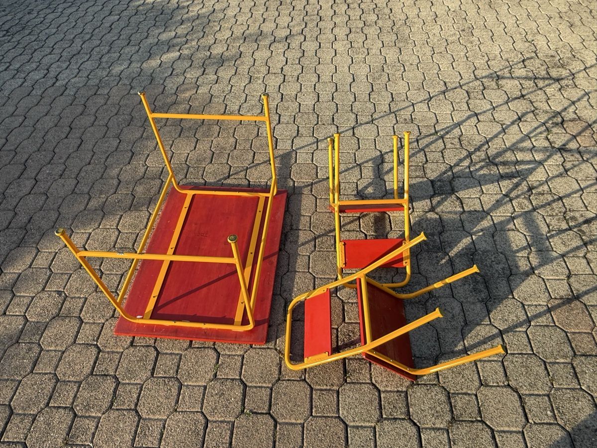 Scrivanie: Vintage Kindertisch mit 2 Stühlen, – Usato da Aarburg venduto da Schatzaffe 4
