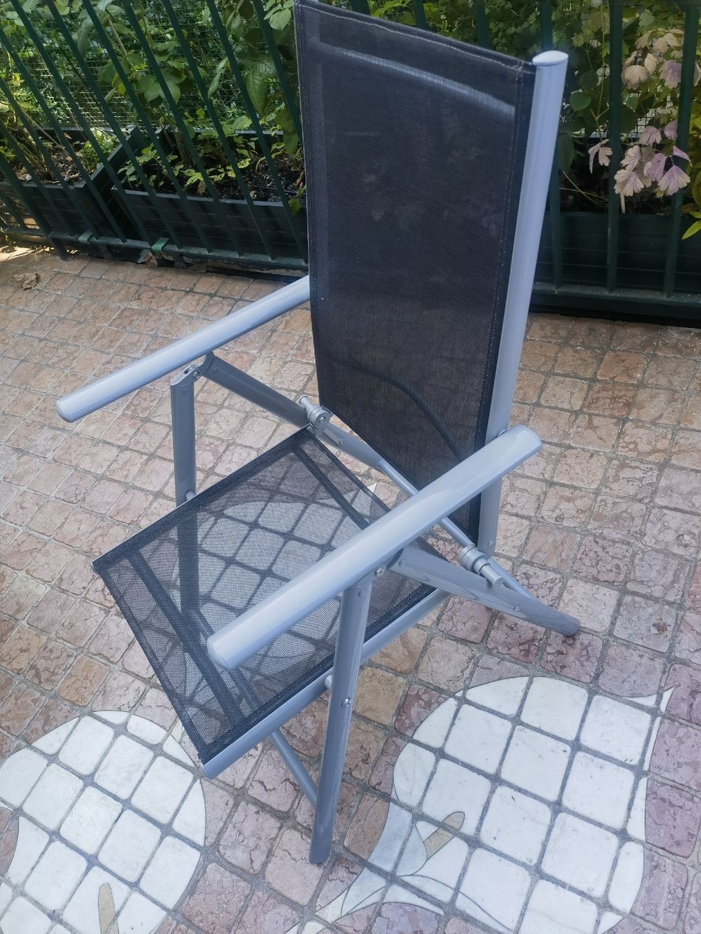 Tischset: Table de jardin & 6 fauteuils  – Neu (gemäss Beschreibung) aus Genève von Carbini 1