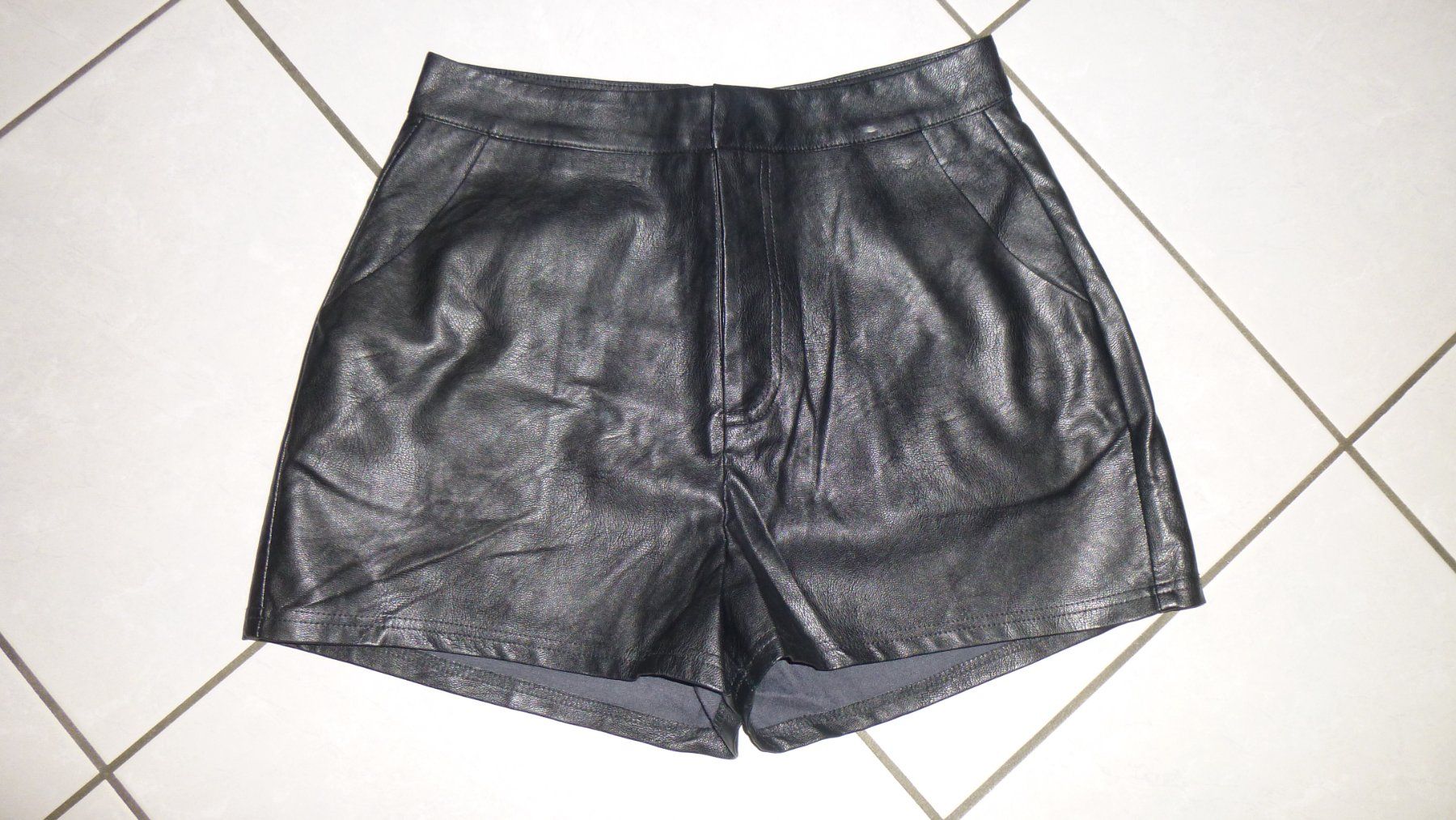 Pantaloni: Kunstleder-Damen-Shorts schwarz / 38 – Usato da Triengen venduto da misterpicknicker