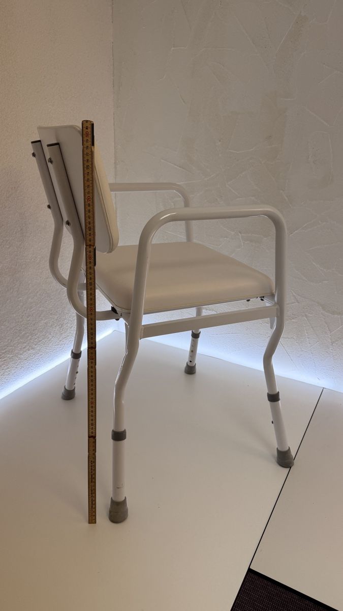Sgabelli: Duschhocker weiss, verstellbar, top Zustand, – Usato da Rotkreuz venduto da perlengott 1