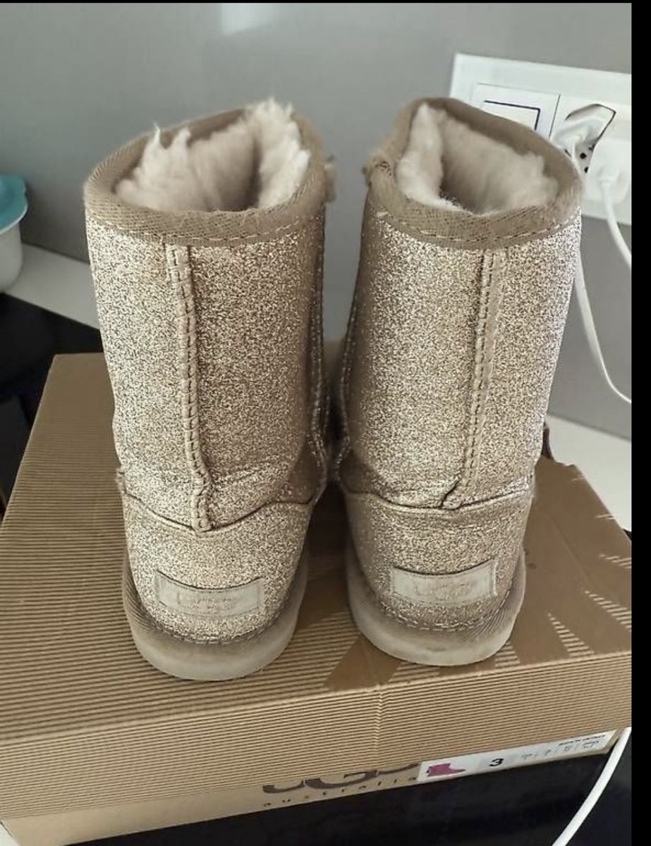 Ugg Chaussures filles: Ugg Gr.35 – D'occasion à bern par Chloe89 2