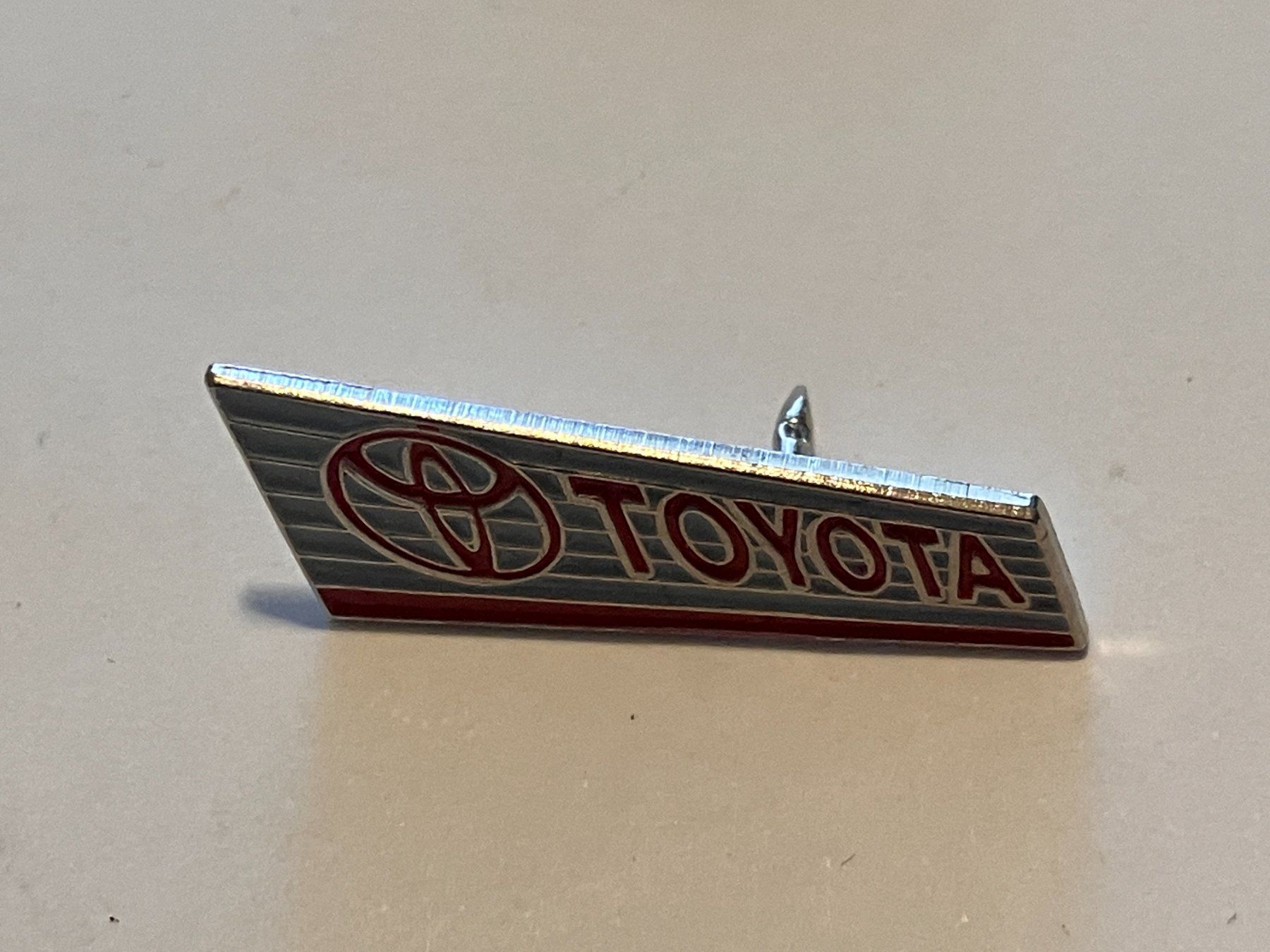 Placchette & Badge: 1 Pin Toyota – Usato da Basel venduto da djwwpp