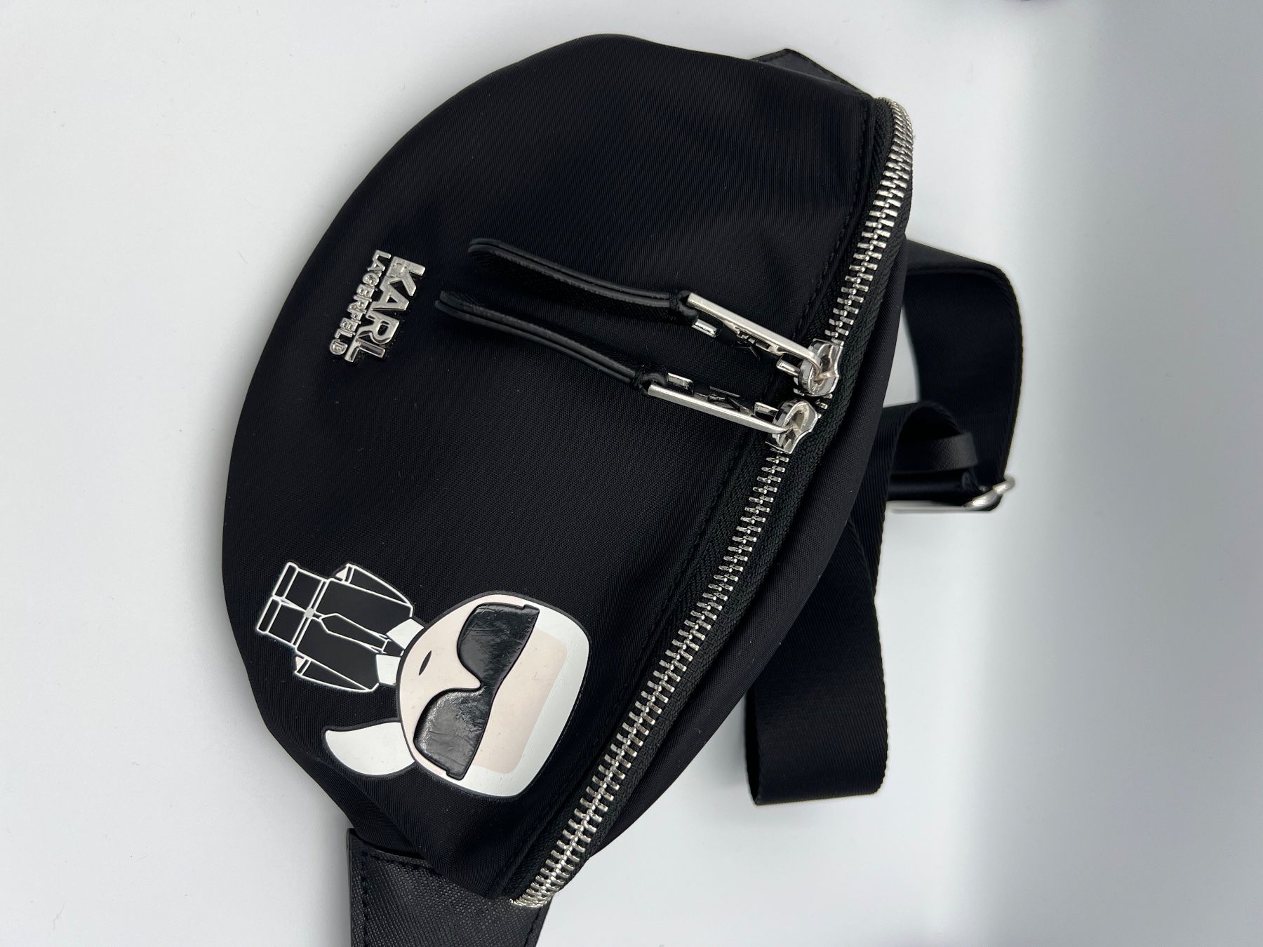 Karl Lagerfeld Taschen: Karl Lagerfeld Bauchtasche – Gebraucht aus Schlieren von svenbaettig