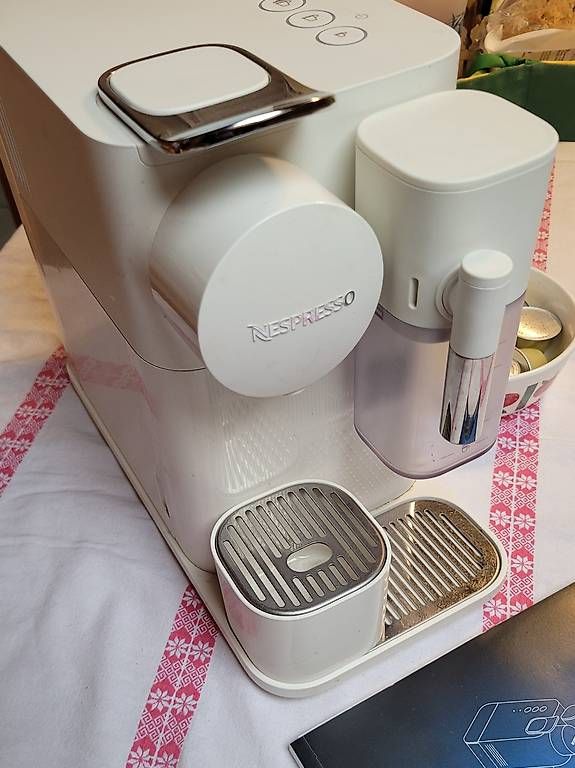 Macchine per caffè & Macchine per espresso: Machine à café Nespresso DeLonghi Lattissima One  – Usato da Belfaux venduto da Sebou2284