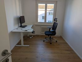Elektrisch verstellbarer Schreibtisch mit Memory-Funktion