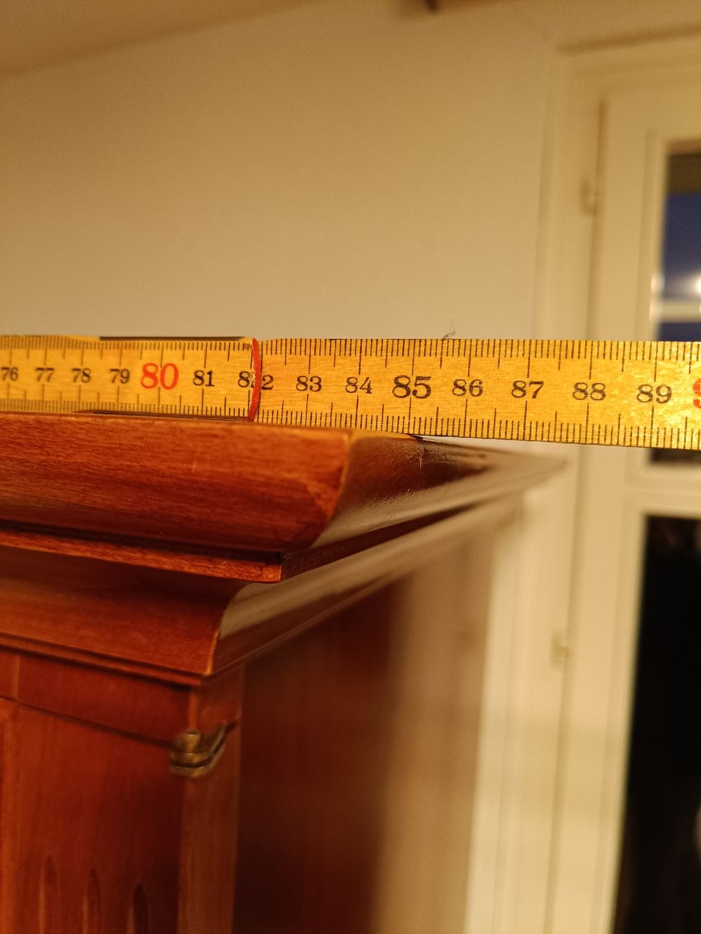 Allestimento di negozi e stand fieristici: Schöner Vitrinenschrank mit Barfach – Usato da Oberdorf NW venduto da Kurs64 3