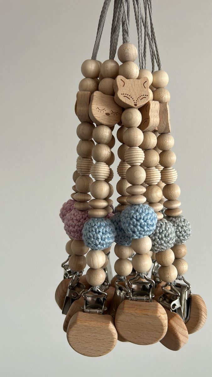 Succhiotti & catenelle porta ciuccio: Nuggikette / Schnullerkette aus Holz in rosa, blau oder grau – Nuovo e nell'imballaggio originale da Münsingen venduto da Yalaa 2