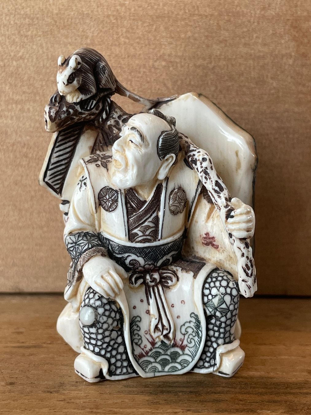 Statuette: Netsuke, Samurai sitzend mit Ratte auf Stock, signiert – Usato da Embrach venduto da Gauvain1 2