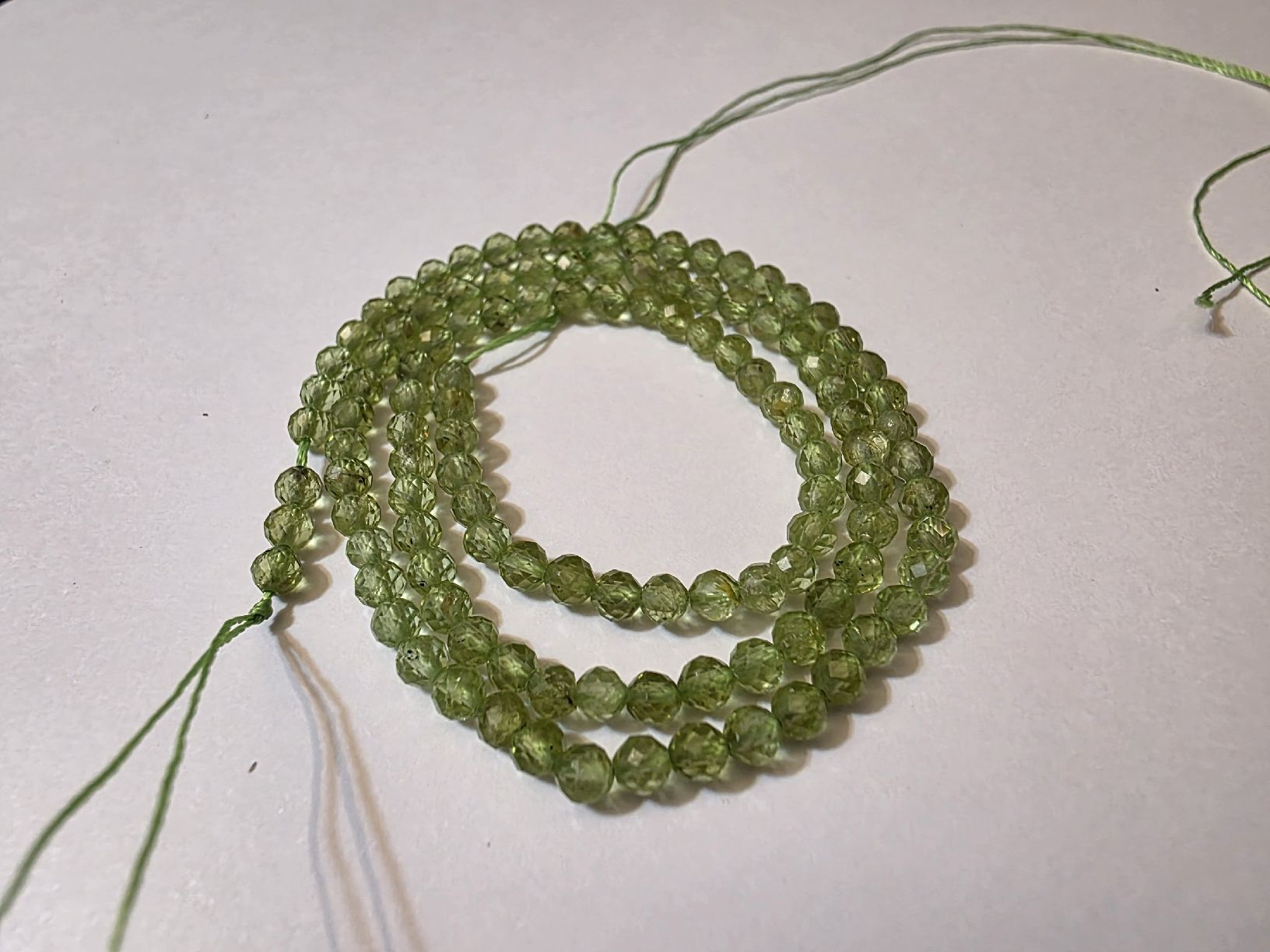 Minerali & Pietre curative: Peridot rund 4 , 5 mm. Strang – Nuovo e nell'imballaggio originale da Menziken venduto da Mirager 1