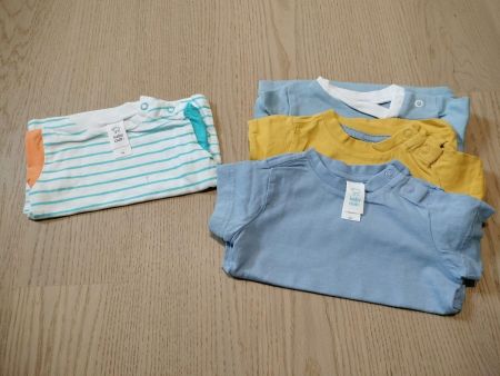 1x Shirt Grösse 56, 3x Shirt 68