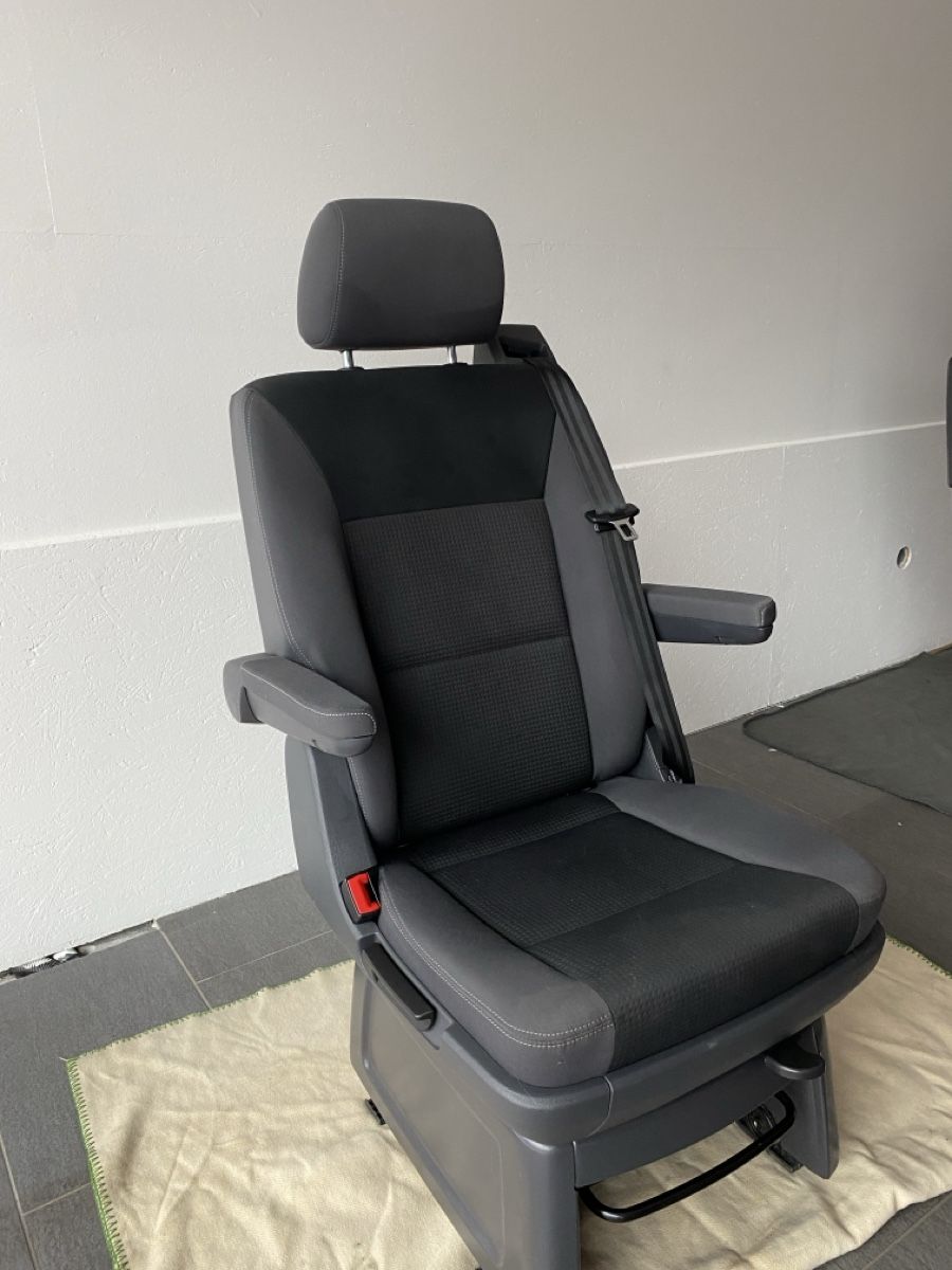 VW Tutti i ricambio: VW T6 / T6.1 / (T5) Drehsitz hinten Einzel – Usato da Altdorf UR venduto da speedrs9 1