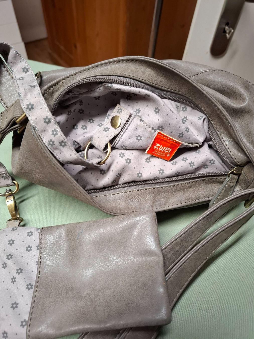 Zwei Borse da donna: ZWEI Leder-Handtasche in Taupe – Usato da Selzach venduto da Sennemeitschi11 5