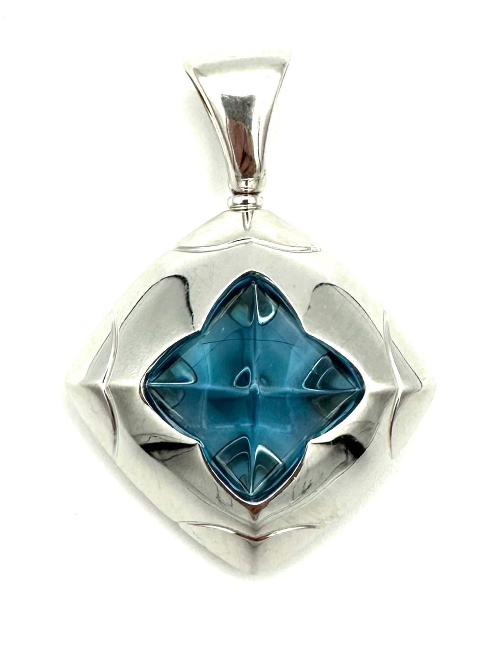Bulgari Ciondoli: BVLGARI. Collection "Pyramide", pendentif or 18K et topaze – Usato da Renens VD venduto da Diademe.sarl