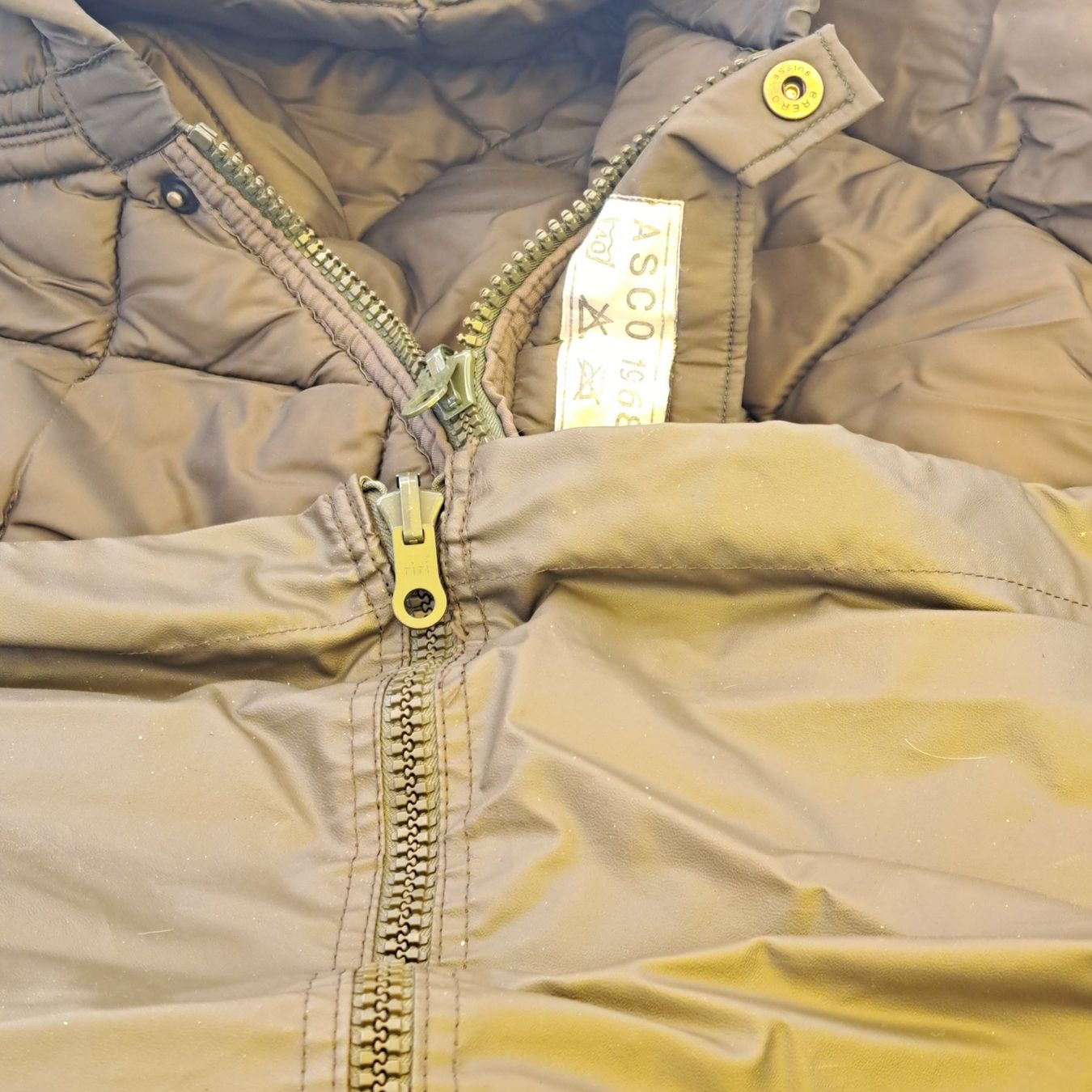 Schweizer Armee Sacchi a pelo: Militär - Schlafsack mit Regendichter Hülle – Usato da Zofingen venduto da Happypeople